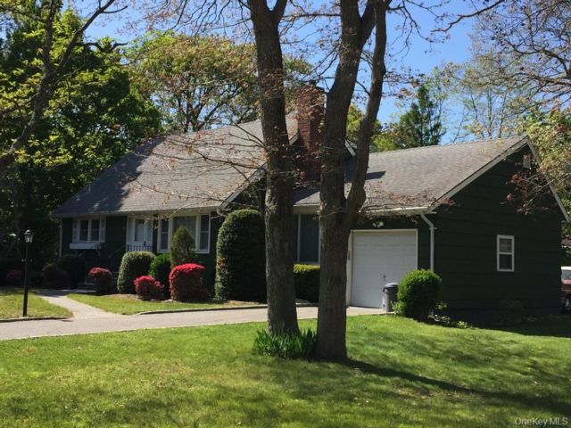  4 BR,  2.00 BTH &nbsp;Cape cod style home in Islip Terrace