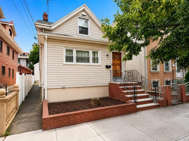  7 BR,  2.00 BTH &nbsp;House style home in College Point
