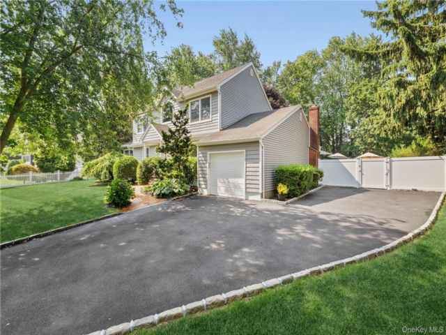  4 BR,  3.00 BTH &nbsp;Colonial style home in Greenlawn