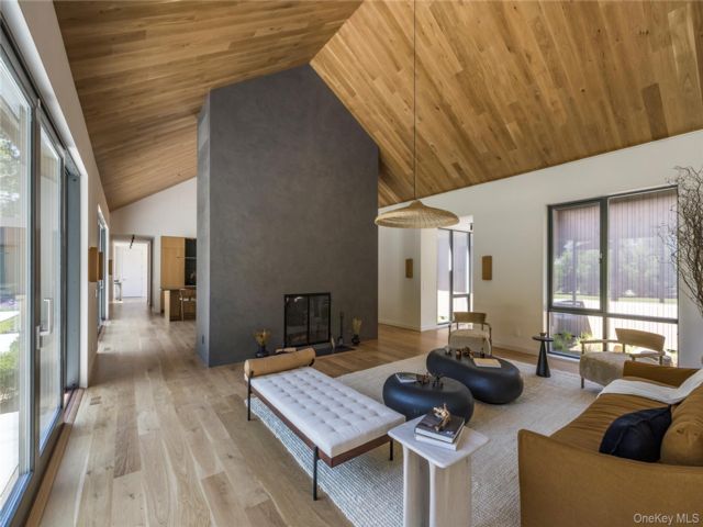 [PHOTO]