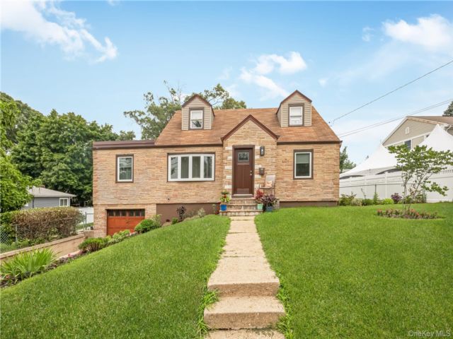  5 BR,  2.00 BTH &nbsp;Exp cape style home in East Meadow