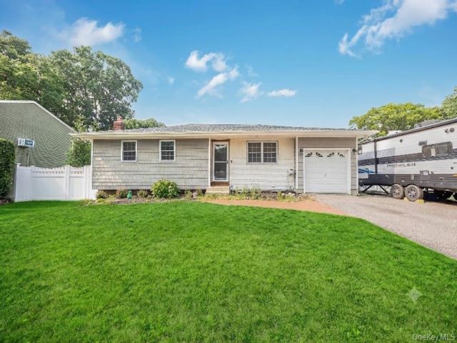  3 BR,  1.00 BTH &nbsp;Ranch style home in Ronkonkoma