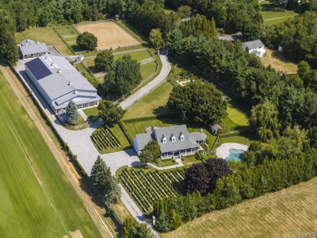  4 BR,  4.00 BTH &nbsp;Estate style home in Jamesport