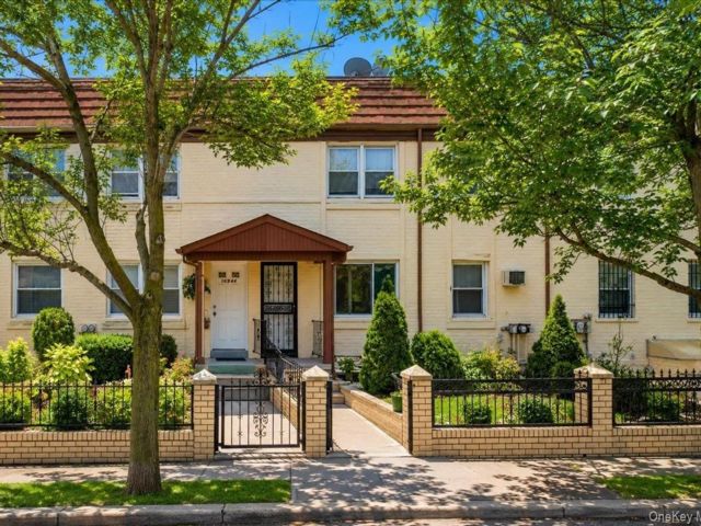  3 BR,  2.00 BTH &nbsp;Other style home in Forest Hills
