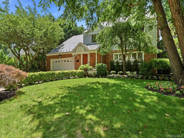  4 BR,  3.00 BTH &nbsp;Colonial style home in Rockville Centre