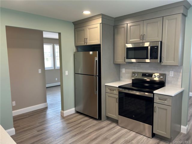  3 BR,  2.00 BTH &nbsp;Colonial style home in Babylon