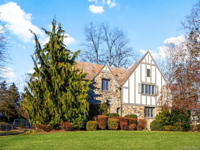  4 BR,  4.00 BTH &nbsp;Tudor style home in New Rochelle