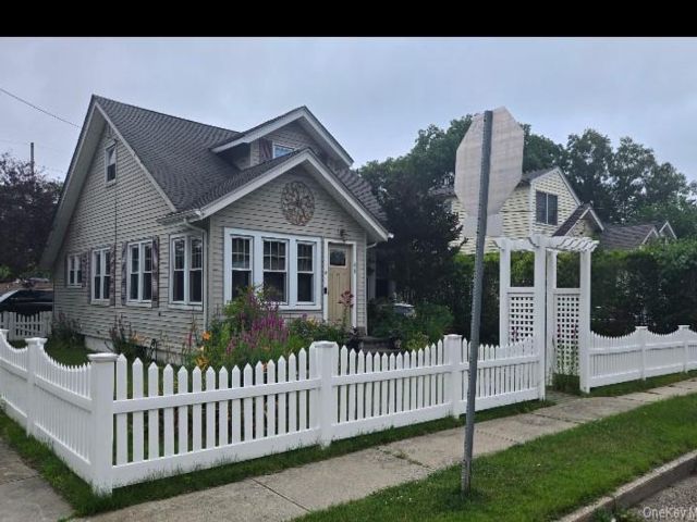  3 BR,  2.00 BTH &nbsp;Cape cod style home in Patchogue