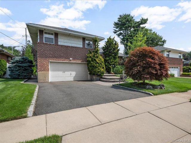  3 BR,  2.00 BTH &nbsp;Split level style home in Syosset