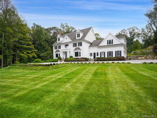  4 BR,  6.00 BTH &nbsp;Colonial style home in Bedford