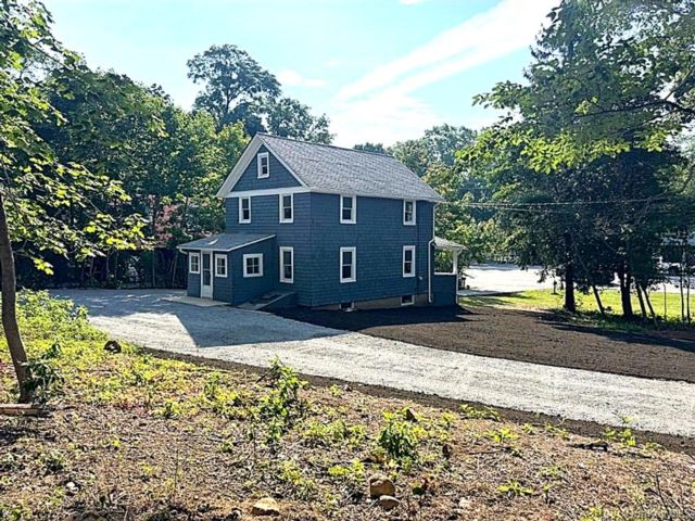  3 BR,  1.00 BTH &nbsp;Colonial style home in East Setauket