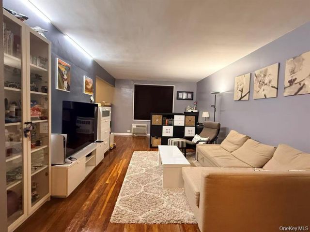  2 BR,  1.00 BTH &nbsp;Other style home in Oakland Gardens