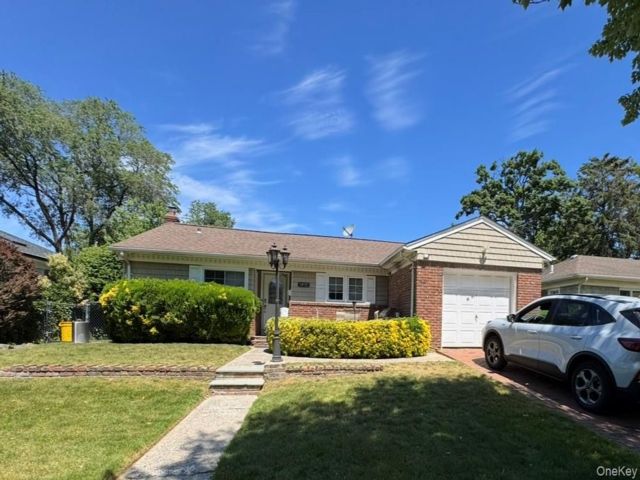  3 BR,  2.00 BTH &nbsp;Ranch style home in Hewlett