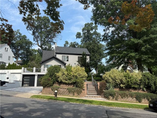  4 BR,  5.00 BTH &nbsp;Other style home in Little Neck