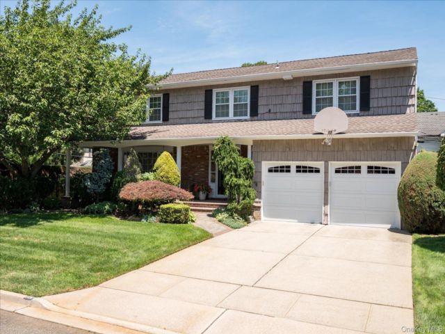  4 BR,  3.00 BTH &nbsp;Colonial style home in Rockville Centre