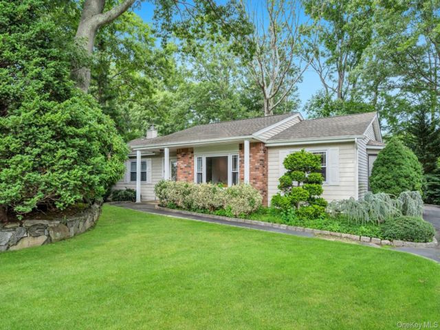  3 BR,  2.00 BTH &nbsp;Ranch style home in Lake Grove