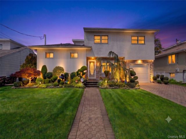  5 BR,  4.00 BTH &nbsp;Split level style home in Oceanside