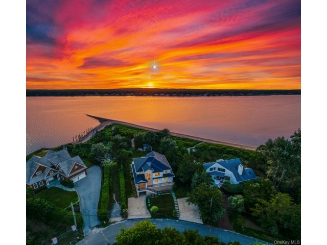  4 BR,  4.00 BTH &nbsp;Mini estate style home in Hampton Bays