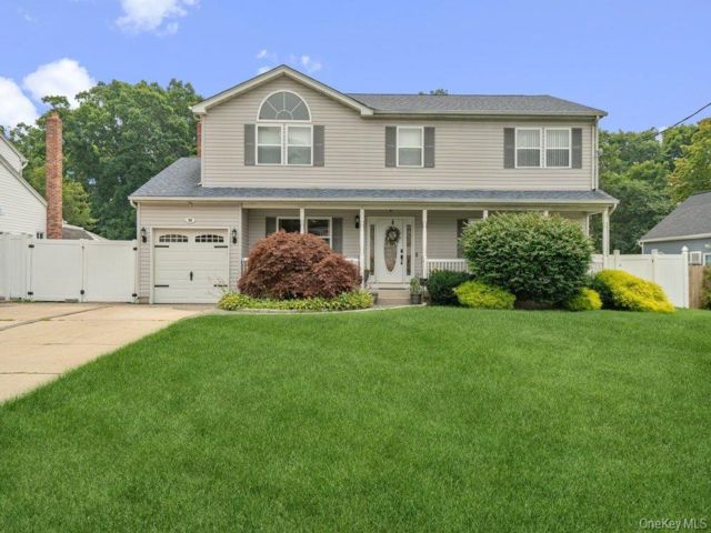  4 BR,  3.00 BTH &nbsp;Colonial style home in Deer Park