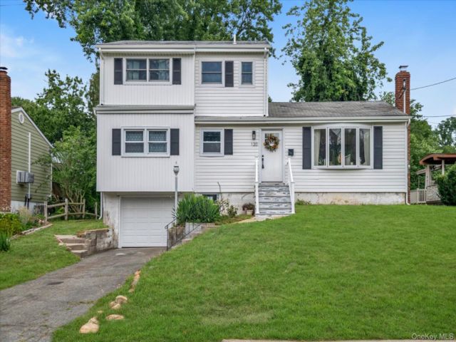  5 BR,  2.00 BTH &nbsp;Hi ranch style home in Glenwood Landing