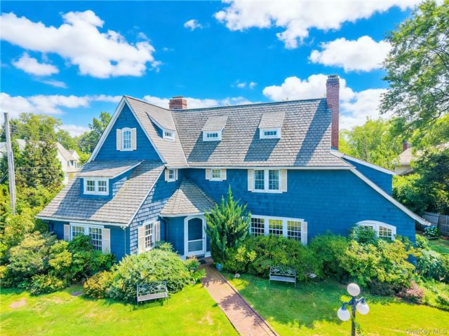  6 BR,  4.00 BTH &nbsp;Colonial style home in Little Neck