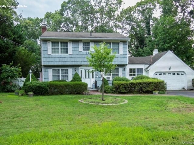  4 BR,  3.00 BTH &nbsp;Colonial style home in Stony Brook