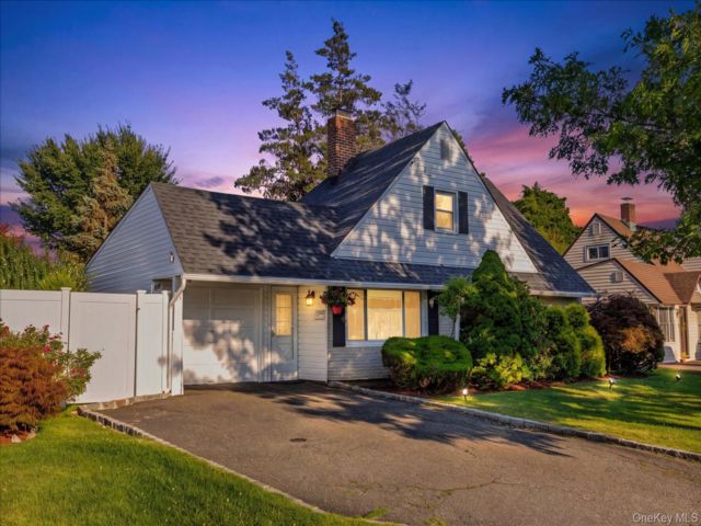  5 BR,  2.00 BTH &nbsp;Exp cape style home in Levittown