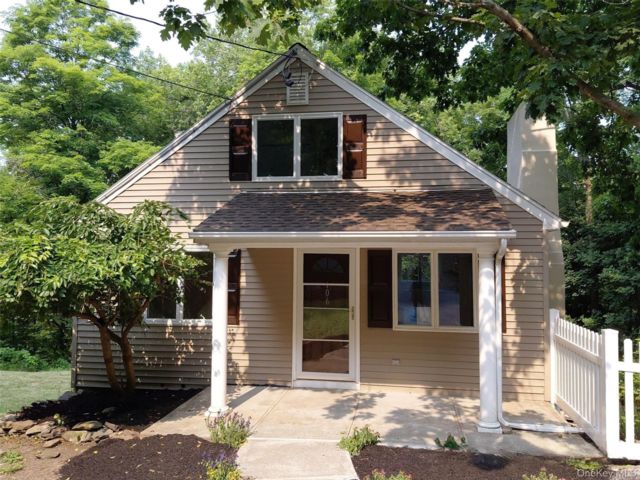  2 BR,  2.00 BTH &nbsp;Cape cod style home in Cornwall