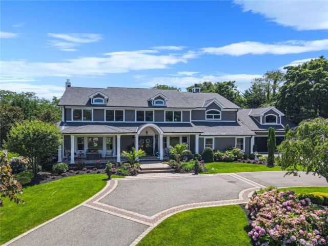  6 BR,  4.00 BTH &nbsp;Colonial style home in Northport