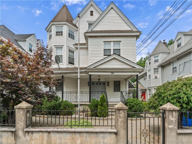  6 BR,  3.00 BTH &nbsp;House style home in Yonkers