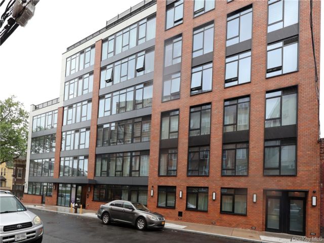  1 BR,  1.00 BTH &nbsp;Modern style home in Woodside