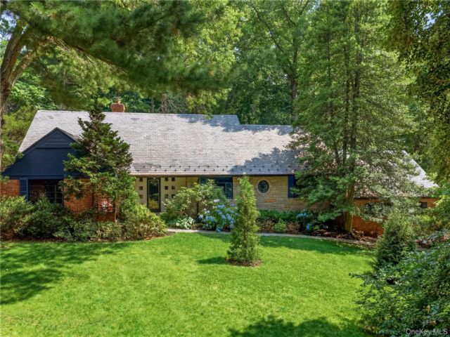  4 BR,  4.00 BTH &nbsp;Ranch style home in Roslyn Harbor