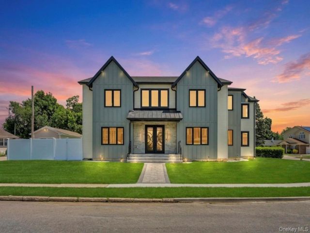  5 BR,  7.00 BTH &nbsp;Colonial style home in East Meadow