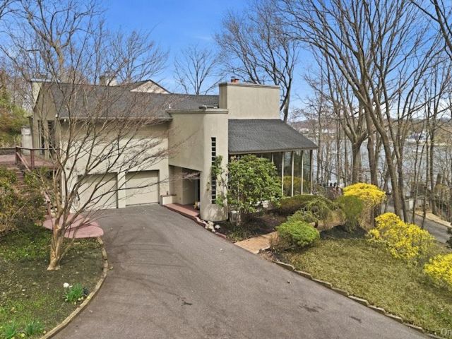  4 BR,  4.00 BTH &nbsp;Modern style home in Centerport