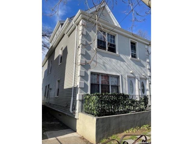  2 BR,  1.00 BTH &nbsp;Colonial style home in Jamaica