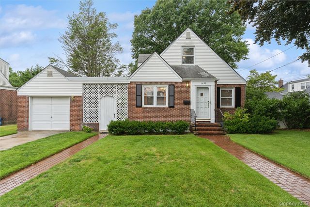  4 BR,  1.00 BTH &nbsp;Cape cod style home in New Hyde Park