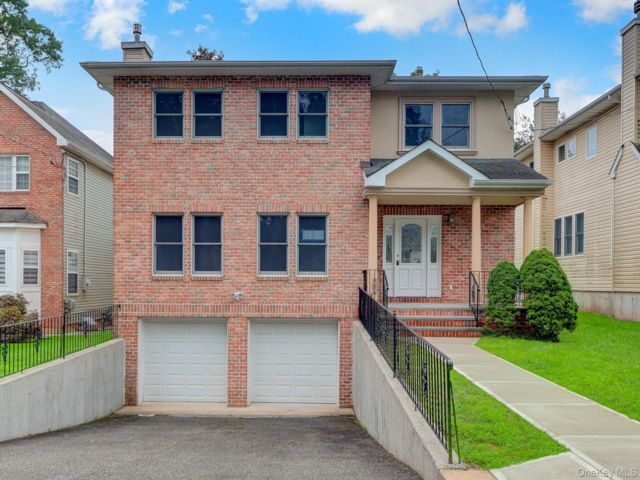  4 BR,  4.00 BTH &nbsp;Colonial style home in East Hills