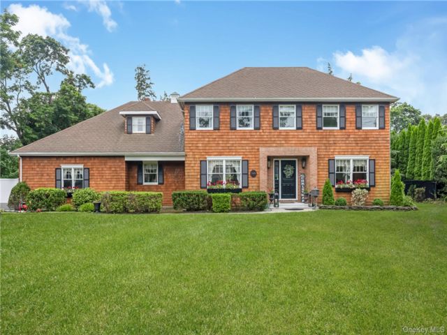  4 BR,  3.00 BTH &nbsp;Colonial style home in Bayport