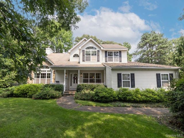  5 BR,  3.00 BTH &nbsp;Colonial style home in South Setauket