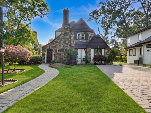  3 BR,  3.00 BTH &nbsp;Colonial style home in Valley Stream