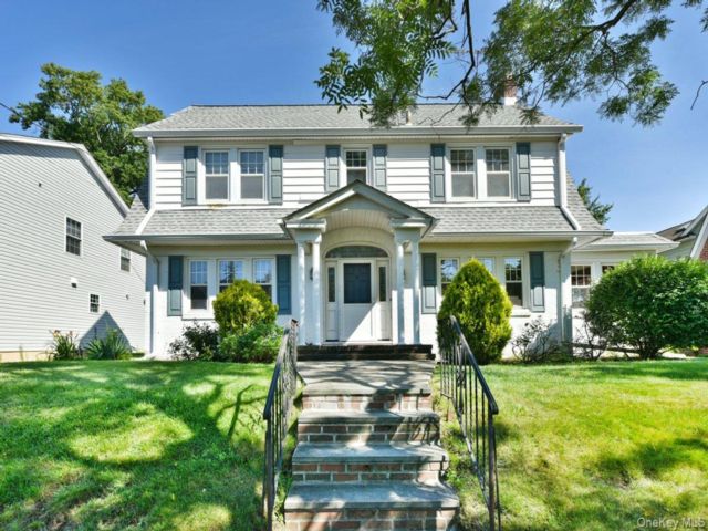  5 BR,  3.00 BTH &nbsp;Colonial style home in Mineola