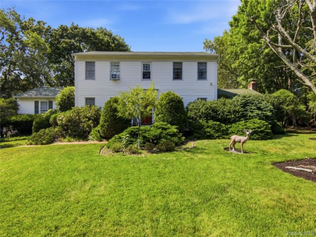  4 BR,  3.00 BTH &nbsp;Colonial style home in Setauket