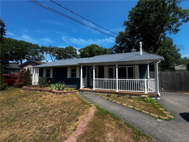  3 BR,  1.00 BTH &nbsp;Ranch style home in Mastic