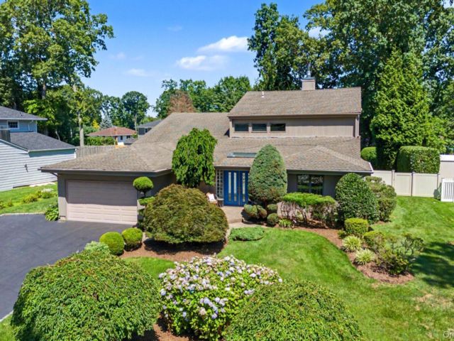  4 BR,  3.00 BTH &nbsp;Colonial style home in Commack