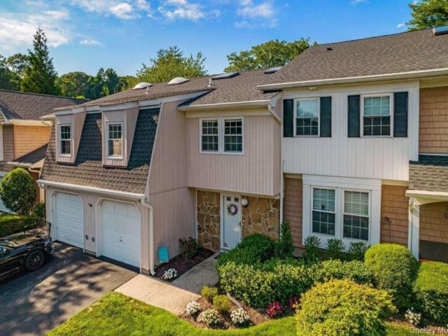  3 BR,  3.00 BTH &nbsp;House style home in Syosset