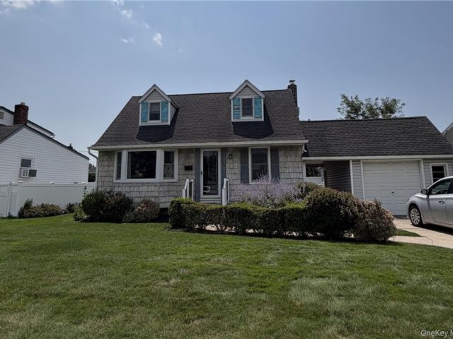  3 BR,  1.00 BTH &nbsp;Exp cape style home in Levittown