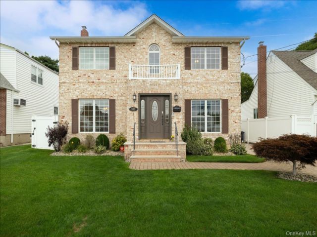  3 BR,  3.00 BTH &nbsp;Colonial style home in Franklin Square