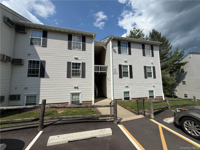  2 BR,  2.00 BTH &nbsp;Garden style home in Harriman