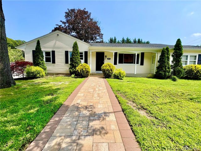  3 BR,  2.00 BTH &nbsp;Ranch style home in Ronkonkoma