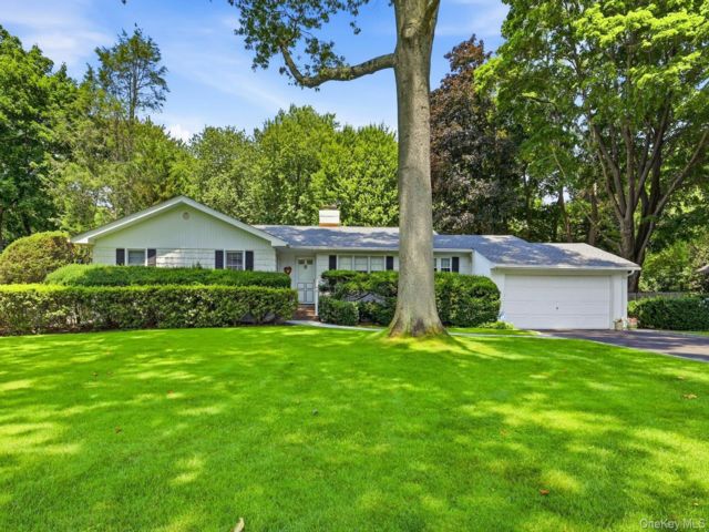  4 BR,  3.00 BTH &nbsp;Ranch style home in Glen Cove